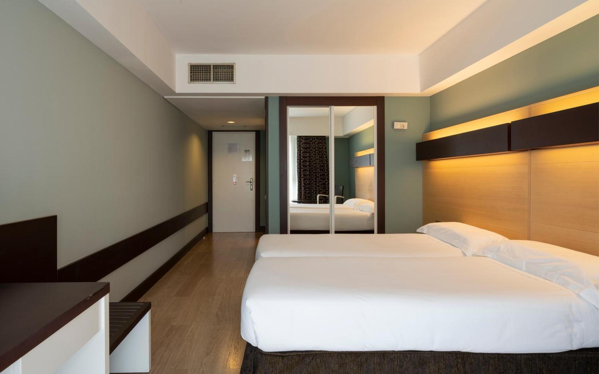 Twin Room,1436636941:JPEG